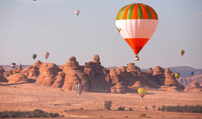 Festival de montgolfières au-dessus du site antique de Madaïn Saleh (Hégra), à AlUla en Arabie saoudite. (Photo, Shutterstock) 