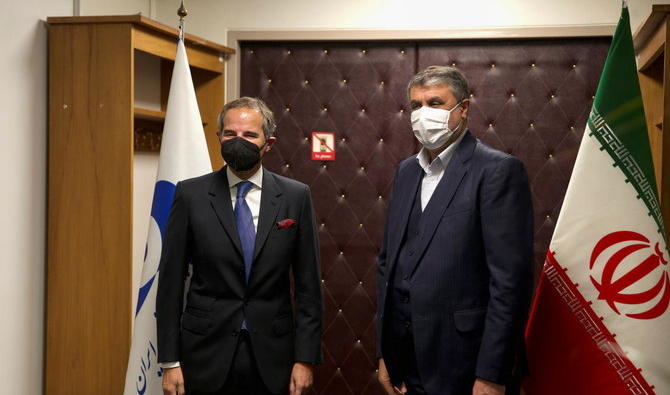 Le directeur général de l'AIEA, Rafael Grossi, rencontrant le chef de l'Organisation iranienne de l'énergie atomique, Mohammed Eslami, à Téhéran, le 23 novembre 2021. (Isna/Wana via Reuters) 