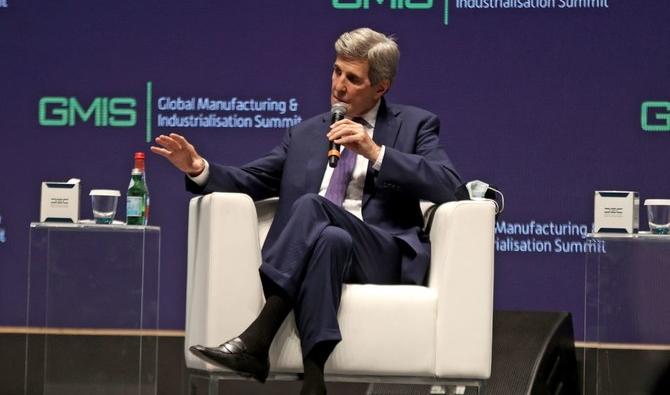 L’envoyé américain pour le climat, John Kerry, prenant la parole lors du Sommet mondial de l’industrialisation et de la manufacture (Gmis) à Dubaï, le 22 novembre 2021. (Photo, Getty) 