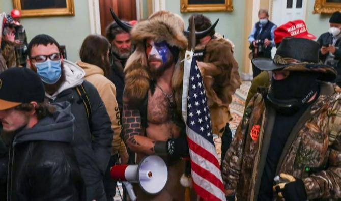 Armé d'une lance et torse nu, Jacob Chansley avait participé à l'envahissement du Congrès avec des centaines de partisans de Donald Trump. (Photo, AFP)