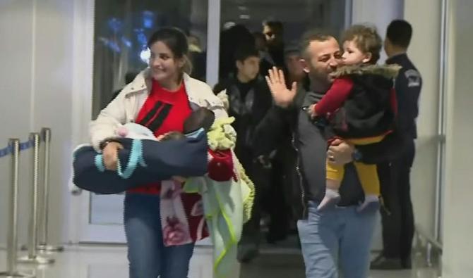 Irakiens arrivant à l'aéroport d'Erbil, après avoir été rapatriés de Bélarus, où des milliers de migrants ont campé à la frontière polonaise pendant des semaines dans l'espoir d'entrer dans l'UE. (Photo, AFP)