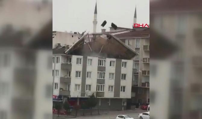 Des vents violents en Turquie arrachent des toits et des arbres et fait basculer des poids lourds sur la route. (Photo, AFP)