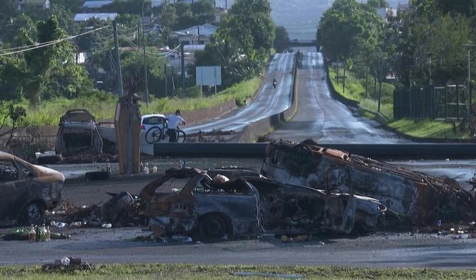 Le rond-point Mahault au Lamentin, en Martinique, occupé par des grévistes alors que le ministre des Outre-mer, Sébastien Lecornu, doit rencontrer les partenaires sociaux et les élus locaux. (Photo, AFP)