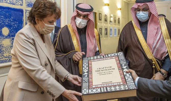 Le ministre saoudien de la Culture, le prince Badr ben Abdallah ben Farhane al-Saoud, s’est entretenu avec son homologue française, Roselyne Bachelot, à Paris, le 8 novembre 2021 (Photo fournie)