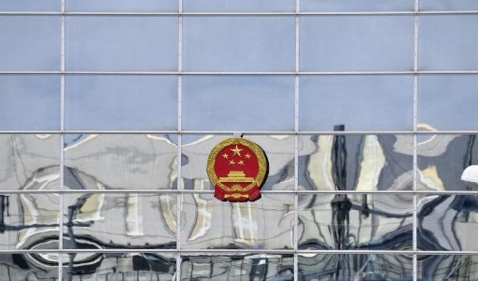 Un bâtiment se reflète sur la façade de l'ambassade de Chine à Berlin, le 15 janvier 2020. (Photo, AFP)