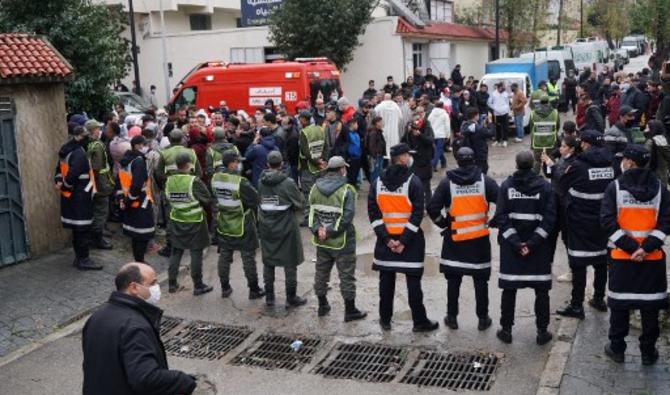Les services d'urgence se rassemblent sur le site d'un atelier textile souterrain illégal qui a été inondé après de fortes pluies dans la ville marocaine de Tanger, le 8 février 2021. (Photo, AFP)