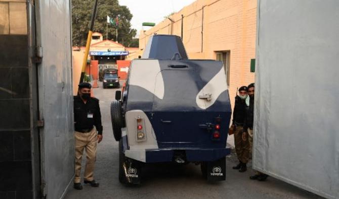 Un véhicule blindé entre dans la prison du district de Lahore, le 20 mars 2021. (Photo, AFP)