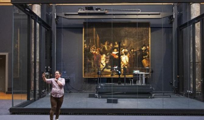 Un «selfie» avec la peinture «The Nightwatch» de Rembrandt exposée au Rijksmuseum d'Amsterdam le 5 juin 2021. (Photo, AFP)