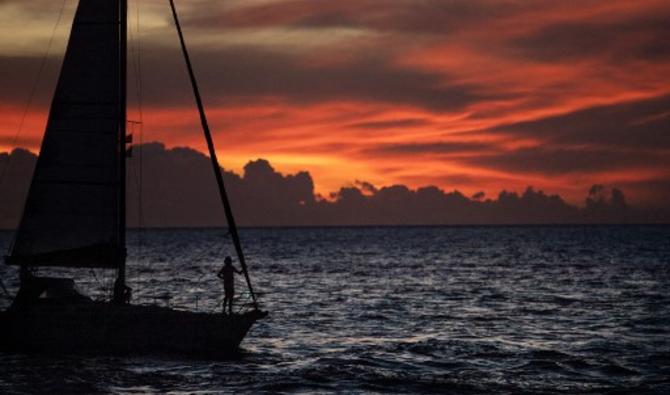 Un bateau navigue au coucher du soleil au large de Fort-de-France, dans l'île des Antilles françaises de la Martinique, le 23 novembre 2021. (Photo, AFP)