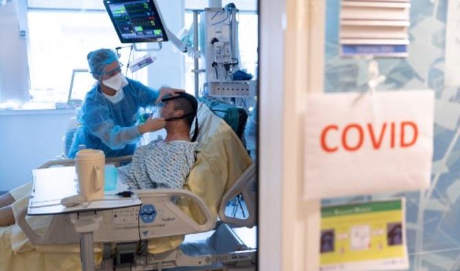Des infirmières soignent un patient, infecté par le virus Covid-19, dans un service de réanimation de l'hôpital de la Pitié-Salpêtrière à Paris le 30 novembre 2021. (Photo, AFP)