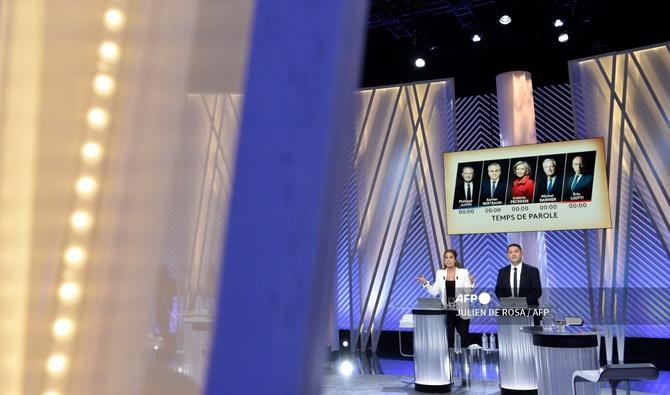 Les journalistes Léa Salame et Laurent Guimier se préparant à recevoir les candidats aux élections. (AFP)