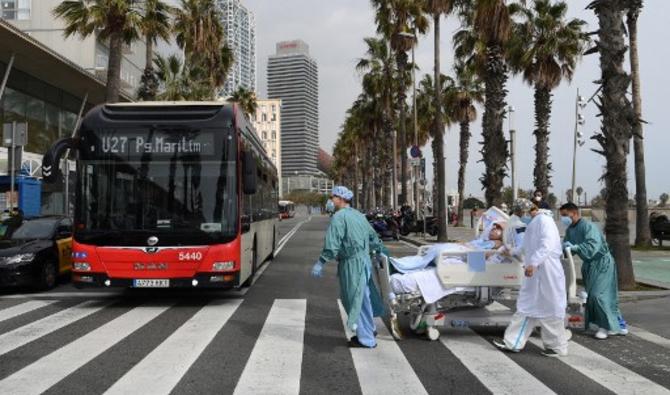 Le personnel médical de l'hôpital del Mar ramène la patiente Marta Pascual, 72 ans, à l'hôpital à Barcelone, le 4 mars 2021. (Photo, AFP)