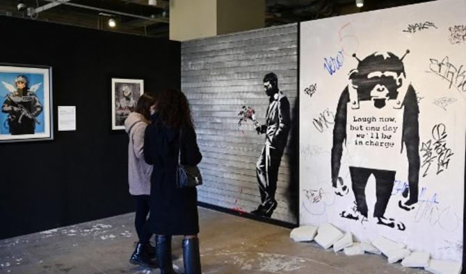 Alors que des milliers de voyageurs transitent chaque jour par la gare de Milan à un rythme effréné, l'exposition les invite à «s'arrêter et prendre le temps de la réflexion» en se plongeant dans le monde énigmatique de Banksy. (Photo, AFP)