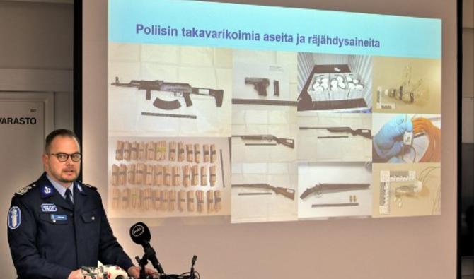 Le chef de l'enquête, le surintendant-détective du département de police du sud-ouest de la Finlande, Toni Sjoblom, prend la parole lors d'une conférence de presse de la police à Pori, en Finlande, le 3 décembre 2021. (Photo, AFP)