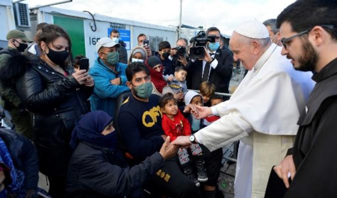Le pape a embrassé un petit garçon et assuré à un groupe de réfugiés : «J'essaie de vous aider». (Photo, AFP)