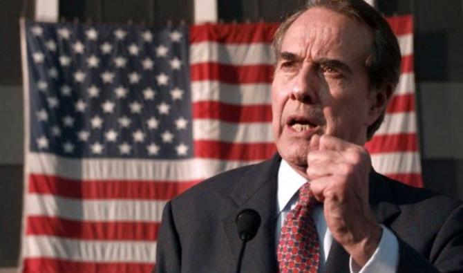 Dans cette photo d'archives prise le 25 février 1996, le sénateur américain Bob Dole, candidat à la présidence républicaine, prend la parole à Columbus, en Géorgie. (Photo, AFP)