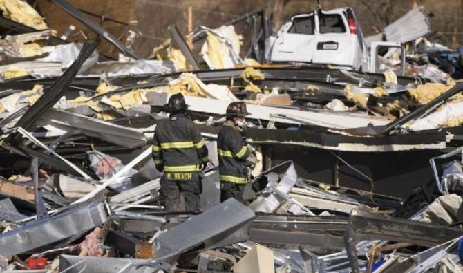 Les secouristes fouillent ce qui reste de l'usine de bougies de produits de consommation de Mayfield après sa destruction par une tornade au Kentucky, le 11 décembre 2021. (Photo, AFP)