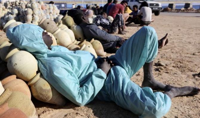 Des migrants secourus par la garde nationale tunisienne lors d'une tentative de traversée de la Méditerranée en bateau, se reposent sur la plage du port d'el-Ketef à Ben Guerdane dans le sud de la Tunisie près de la frontière avec la Libye, le 15 décembre 2021. (Photo, AFP)