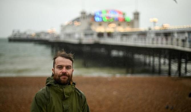«J'ai surfé dans des eaux d'égout sur cette côte, c'est répugnant», témoigne Stu Davies, membre de l'association Surfers Against Sewage (SAS), interrogé sur la digue de la station balnéaire de Brighton. (Photo, AFP)