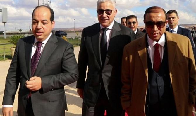 Les candidats présidentiels libyens Ahmed Maiteeq (à gauche) et Fathi Bashagha (au centre) arrivent pour une réunion avec l'homme fort de l'est Khalifa Haftar, à Benghazi, le 21 décembre 2021. (Photo, AFP)