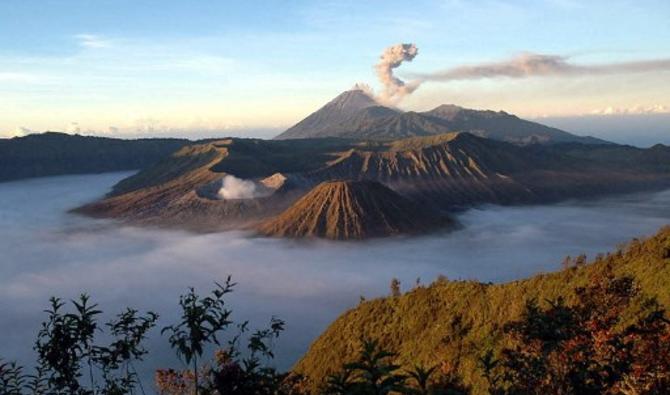 Le volcan indonésien Semeru, dans l'est de Java, est entré en éruption samedi, recouvrant ses environs d'une épaisse couche de fumée et de cendres. (Photo, AFP)
