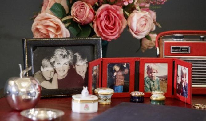 Le bureau de la princesse Diana au palais de Kensington, ainsi qu'une sélection de ses objets personnels, lors d'un photocall au palais de Buckingham à Londres, le 20 juillet 2017. (Photo, Archives/AFP)