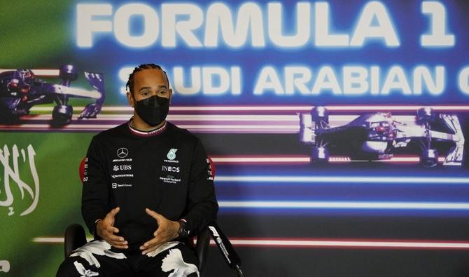 Le pilote Mercedes Lewis Hamilton célèbre sa première place sur le podium après le Grand Prix de Formule 1 du Qatar sur le circuit international de Losail le 21 novembre 2021. (Photo, AFP) 