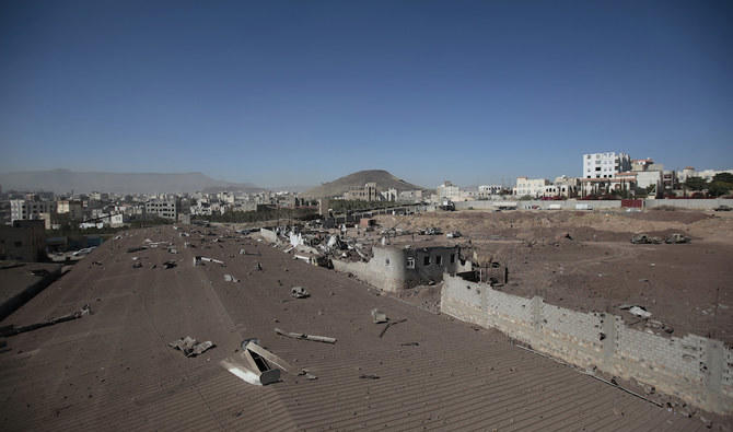 Des débris sur le site des frappes aériennes de la coalition arabe à Sanaa, au Yémen, le dimanche 5 décembre 2021. (Photo, AP) 