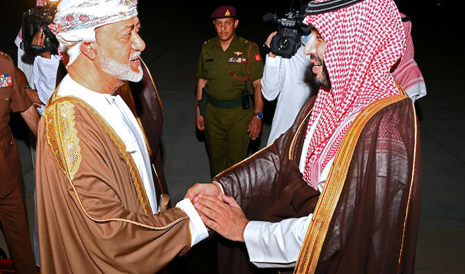 Le prince héritier saoudien, Mohammed ben Salmane, est accueilli par le sultan d’Oman, Haïtham ben Tariq, à son arrivée à l’aéroport de Mascate, la capitale omanaise, le 6 décembre 2021. (Photo, AFP) 