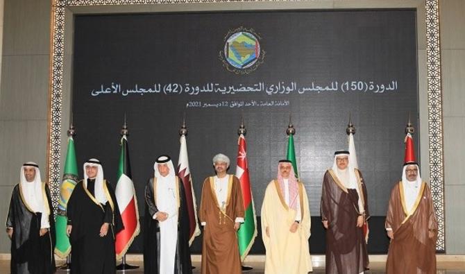 Les ministres des Affaires étrangères du CCG posent pour une photo avant le 42e sommet du CCG mardi. (@GCCSG) 