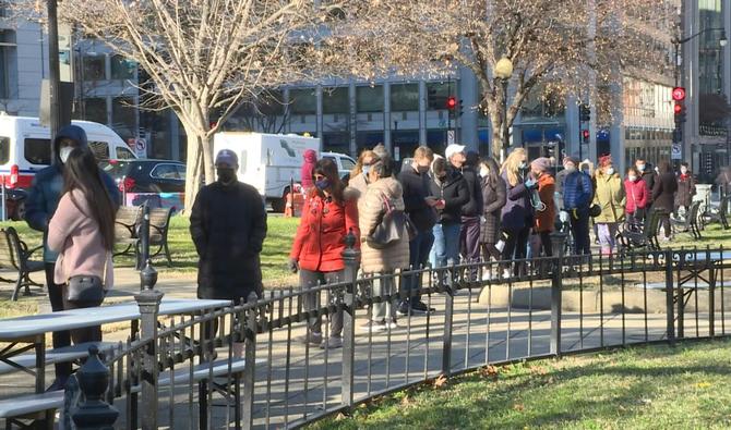 Des personnes faisant la queue devant un centre de dépistage de Covid-19 du centre-ville de Washington. (Photo, AFP)