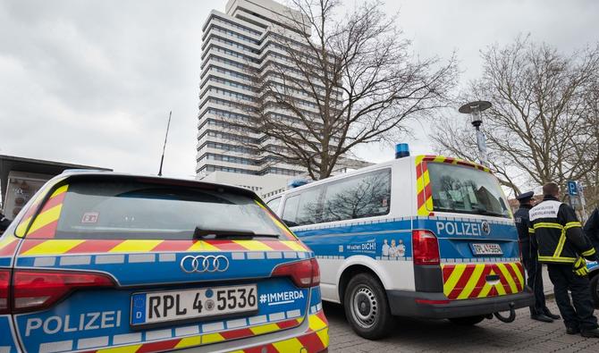 Des voitures de police devant l'hôtel de ville de Kaiserslautern, dans l'ouest de l'Allemagne, après l'évacuation du bâtiment suite à une alerte à la bombe, le 26 mars 2019. Photo d'illustration Olivier Dietze / dpa / AFP