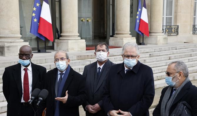 Mohammed Moussaoui (2eG), président du Conseil français du culte musulman (CFCM) fait une déclaration aux côtés de Chems-Eddine Hafiz (2eD) , recteur de la grande mosquée de Paris et d'autres représentants du CFCM, après avoir signé une "charte de principes" demandé par le président français, le 18 janvier 2021 au palais de l'Elysée à Paris.