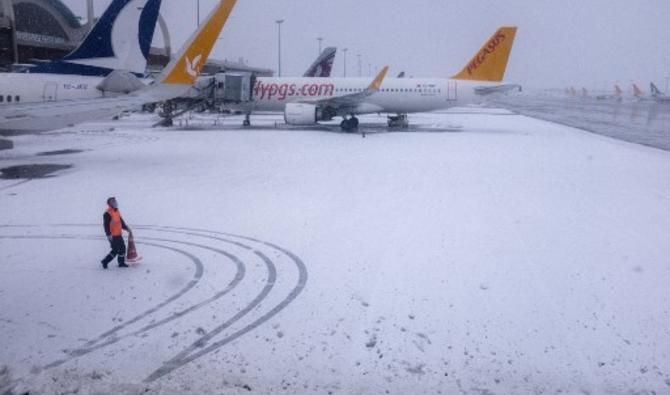 L'aéroport international Sabiha Gokcen lors d'une forte chute de neige à Istanbul, le 16 février 2021. (Photo, AFP)