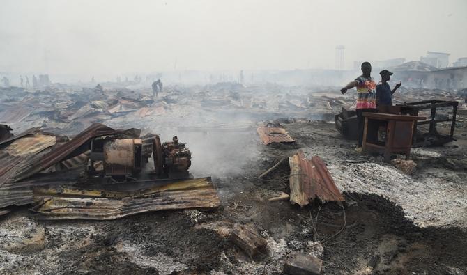 Les drames se succèdent au Nigéria. Le 5 janvier dernier, le plus grand marché de bois de Lagos, la scierie Oko-Baba à Ebute Metta, le centre commercial du Nigeria, a été réduit en cendres par un incendie, détruisant des objets de valeur et déplaçant des scieurs, des commerçants et des centaines d'habitants de la scierie et du quartier. PIUS UTOMI EKPEI / AFP