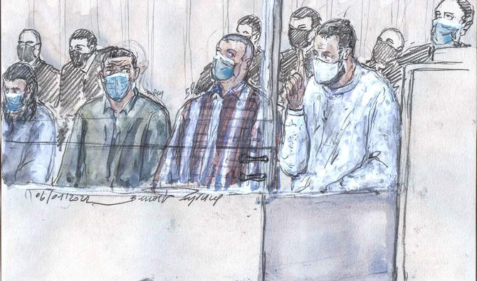 Ce croquis créé le 6 janvier 2022, montre les coaccusés (de gauche) Osama Krayem, Mohamed Abrini, Mohamed Amri et Salah Abdeslam, le principal suspect des attentats, lors du procès du 13 novembre 2015 à Paris et Attentats de Saint-Denis, se déroulant dans une salle d'audience provisoire aménagée au Palais de Justice de Paris. (Photo, AFP)