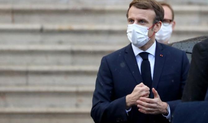 Le président français Emmanuel Macron quitte l'ancien hôpital Saint-Roch qui deviendra le nouveau quartier général de la police à Nice, le 10 janvier 2022. (Photo, AFP)