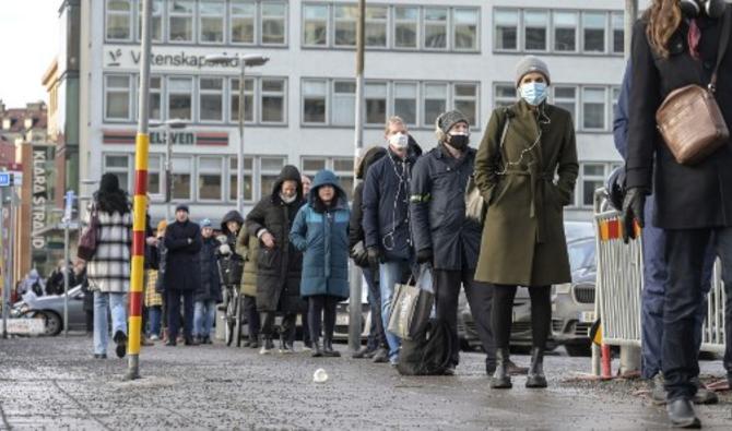 Les gens font la queue pour une vaccination sans rendez-vous contre la Covid-19 à la gare de Stockholm City Terminal, le 13 janvier 2022. (Photo, AFP)