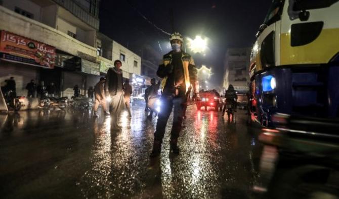 Un membre de la Défense civile syrienne (Casques blancs) est photographié sur les lieux d'une explosion qui a eu lieu sur le marché populaire de la ville d'al-Bab sous contrôle turc, dans la province d'Alep, au nord de la Syrie, à la frontière avec la Turquie, le 13 janvier 2022. (Photo, AFP)