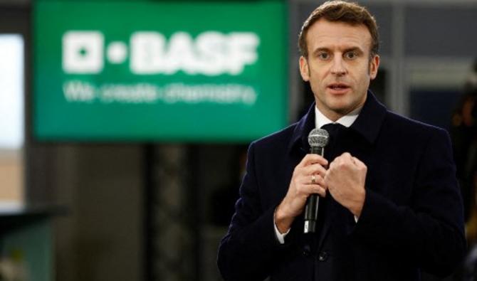 Le président français Emmanuel Macron prononce un discours lors d'une visite sur le site industriel d'Alsachimie dans le cadre d'une journée sur l'attractivité économique et la réindustrialisation de la France, à Chalampe le 17 janvier 2022. (Photo, AFP)