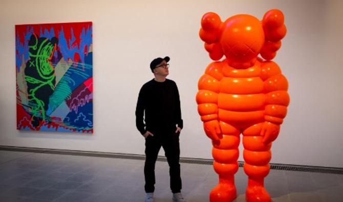 L'artiste américain Kaws, de son vrai nom Brian Donnelly, lors d'un aperçu de la presse pour l'exposition  «Kaws: New fiction» à la Serpentine North Gallery de Londres, le 18 janvier 2022. (Photo, AFP)