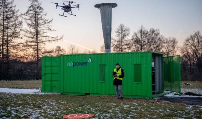 Filip Jedrzejek dirige un drone pour fournir des données sur le niveau de smog dans l'atmosphère, le 19 janvier 2022. (Photo, AFP)