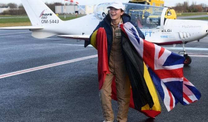 Combinaison beige et casquette blanche, Zara Rutherford a été acclamée en sortant de son cockpit et accueillie sur le tarmac par ses parents qui l'ont enlacée. (Photo, AFP)