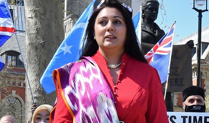 Dans cette photo d'archive prise le 22 avril 2021, la député du Parti conservateur britannique Nusrat Ghani se joint aux membres de la communauté ouïghoure alors qu'ils manifestent pour appeler le Parlement britannique à voter pour reconnaître la persécution présumée de la minorité musulmane ouïghoure de Chine comme un génocide et des crimes contre l'humanité, à Londres. JUSTIN TALLIS / AFP