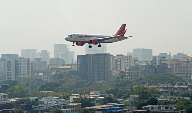 Un avion d'Air India se prépare à atterrir à l'aéroport international Chhatrapati Shivaji Maharaj de Mumbai, le 27 janvier 2022. (Photo, AFP)