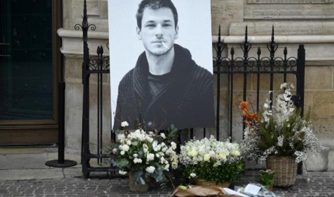 Un portrait de l'acteur français Gaspard Ulliel devant l'église Saint-Eustache à Paris, le 27 janvier 2022. (Photo, AFP)