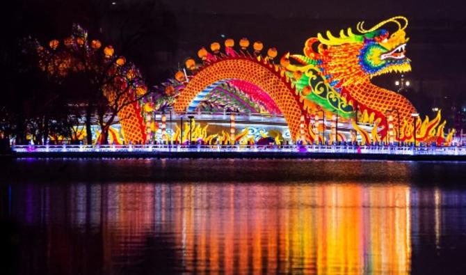 Des habitants visitent un spectacle de lanternes avant le Nouvel An lunaire, qui accueille l'Année du Tigre le 1er février, à Xi'an, dans la province du Shaanxi, au nord de la Chine, le 29 janvier 2022. (Photo, AFP)