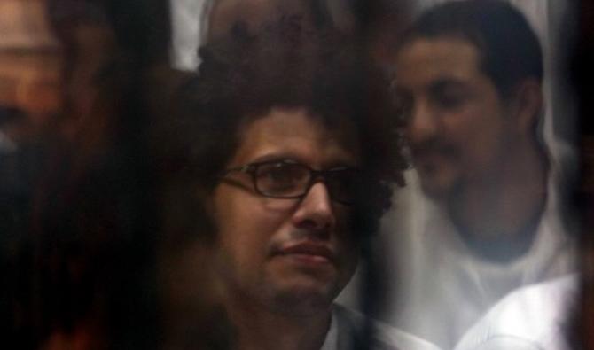 Certains des 10 accusés appartenant aux Frères musulmans interdits d'Égypte regardent lors d'une séance d'audience lors de leur procès au complexe du palais de justice de Tora, dans le sud-est du Caire, le 30 janvier 2022. (Photo, AFP)