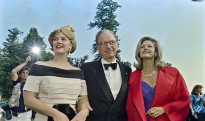 Le magnat australien Rupert Murdoch escorte sa fille Elisabeth et sa femme Anna, arrivant à l'église St. Mary le 27 septembre 1991. (Photo, AFP) Le magnat australien Rupert Murdoch escorte sa fille Elisabeth et sa femme Anna, arrivant à l'église St. Mary le 27 septembre 1991. (Photo, AFP)