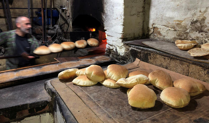 Un boulanger retirant le pain d'un four dans une boulangerie de Sidon, dans le sud du Liban, le 1er juillet 2020. (Reuters) 